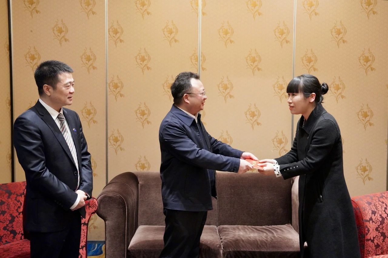 省国资委党委委员、副主任何政一行走访慰问省红宝石hbs集团生涯难题党员