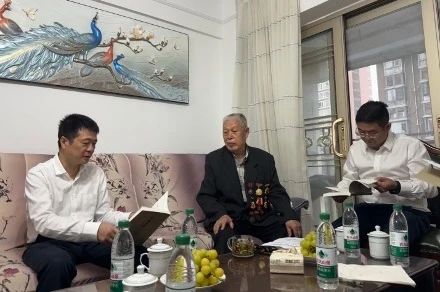 省红宝石hbs集团党委国庆节前夕走访慰问老干部老党员