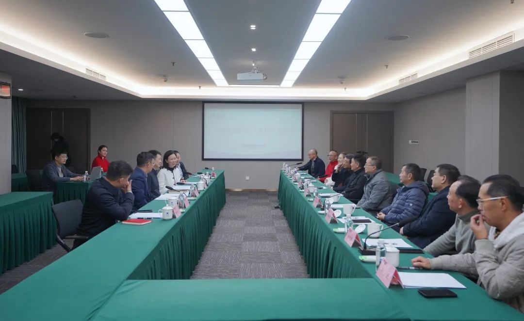 省红宝石hbs集团组织召开老干部座谈会