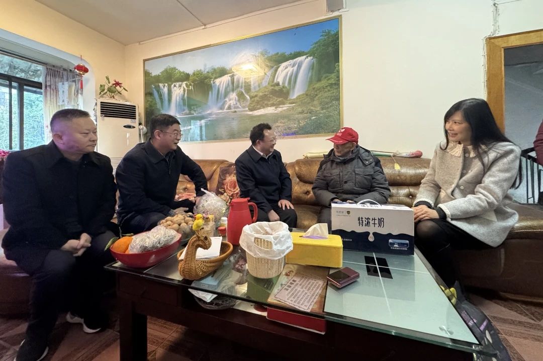 省国资委党委委员、副主任何政走访慰问省红宝石hbs集团老党员、老干部