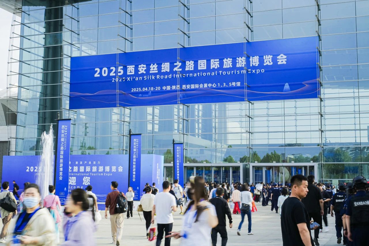 逍遥号·熊猫专列“开进”2025西安丝路旅博会！四川红宝石hbs打造“移动的天府会客厅”